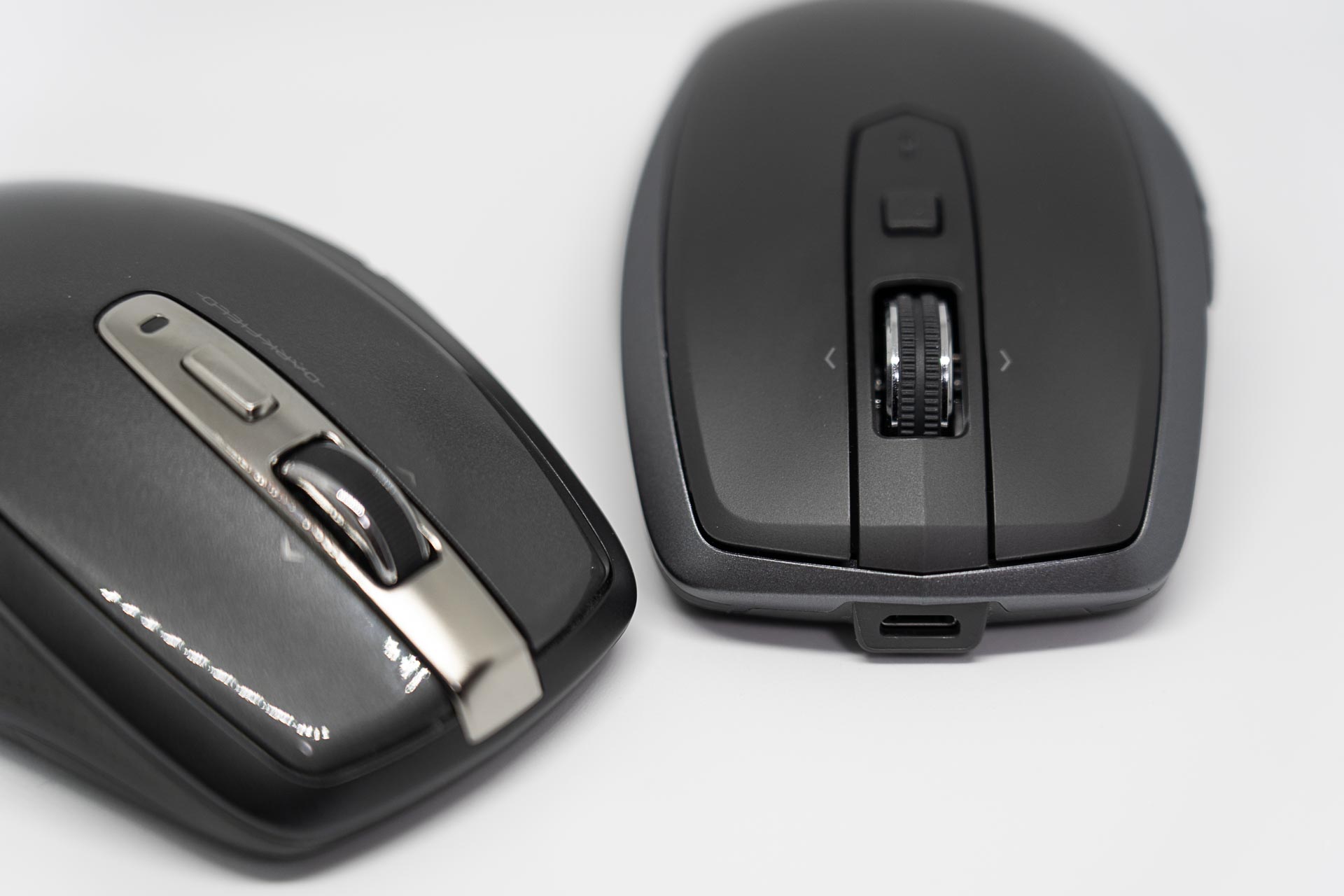 MX1600s（右）はマウスの頭に充電用の USB ポートがある