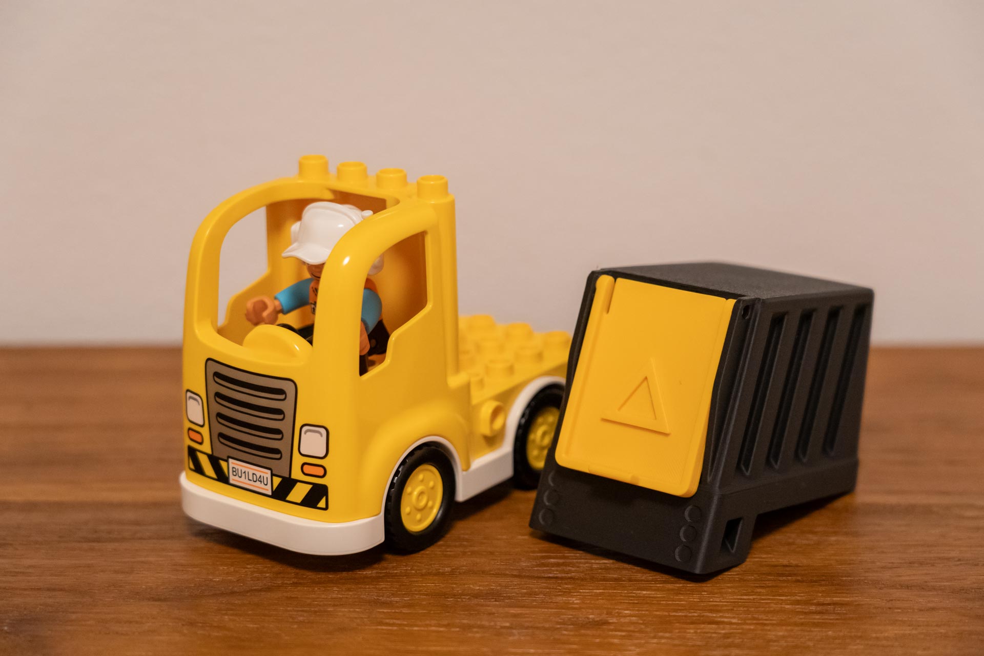 左が純正の車体、右が 3D プリンタ製