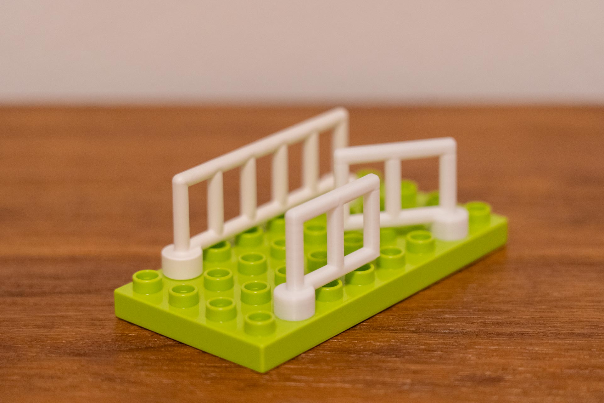 奥が純正の柵で、手前の左右に分かれているのが 3D プリンタ製